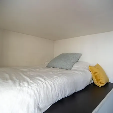 Sublime Loft Avec Verrières Sur Le Canal St Martin Parigi