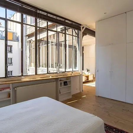 Sublime Loft Avec Verrières Sur Le Canal St Martin Parigi